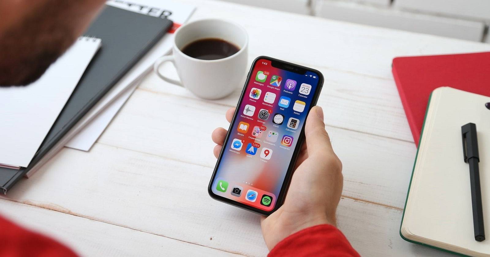 Человек смотрит на главный экран iPhone