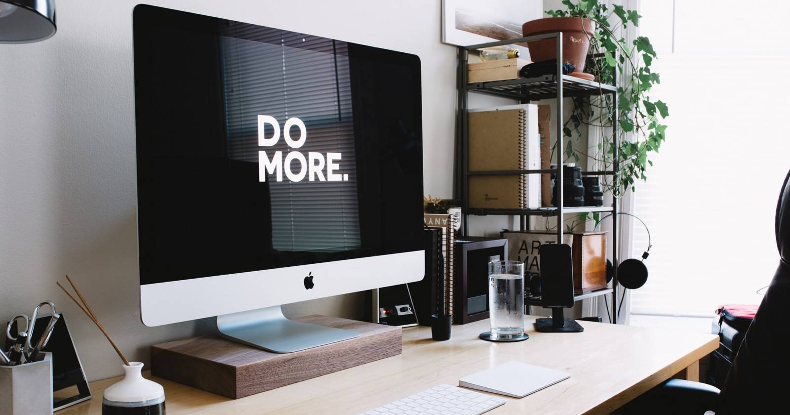 iMac с надписью «DO MORE» на экране