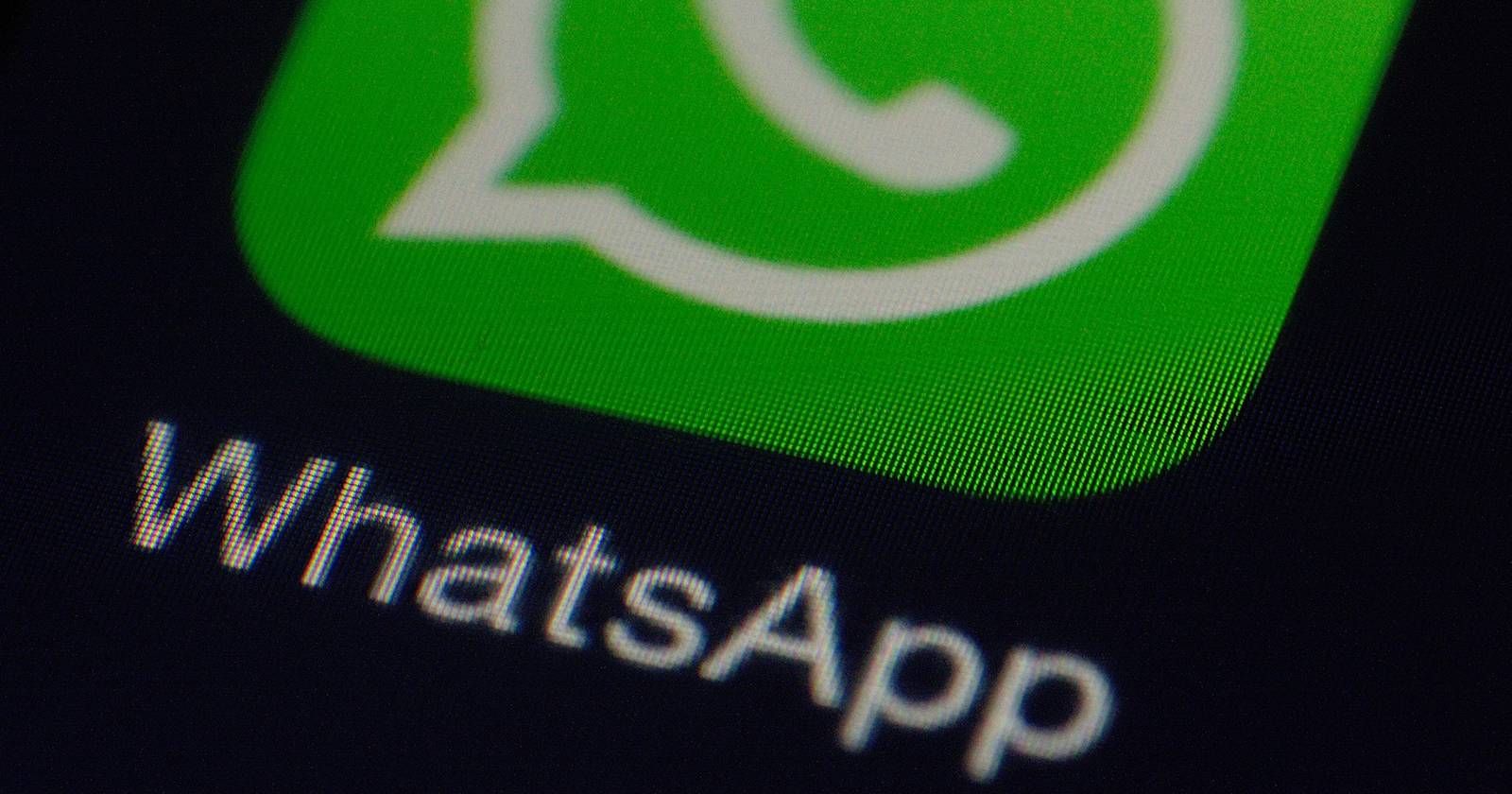 Логотип WhatsApp на фоне телефона и облачных сервисов