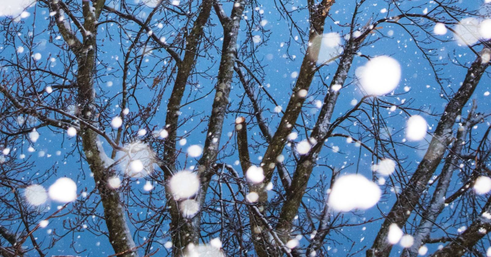 Крупный план падающего снега на рабочем столе