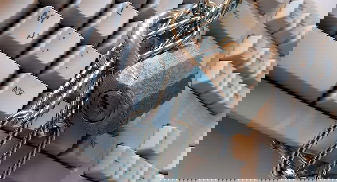 Замок на клавиатуре как символ физической безопасности рабочего места