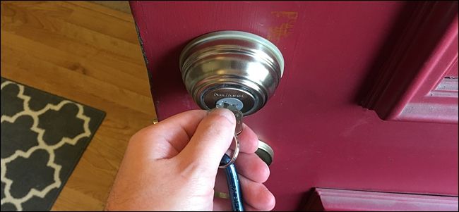 Новый ключ повернут против часовой стрелки, слышен щелчок