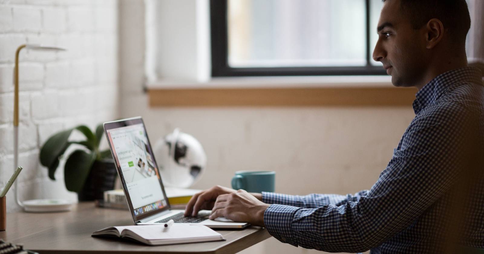 человек использует команду tee в терминале