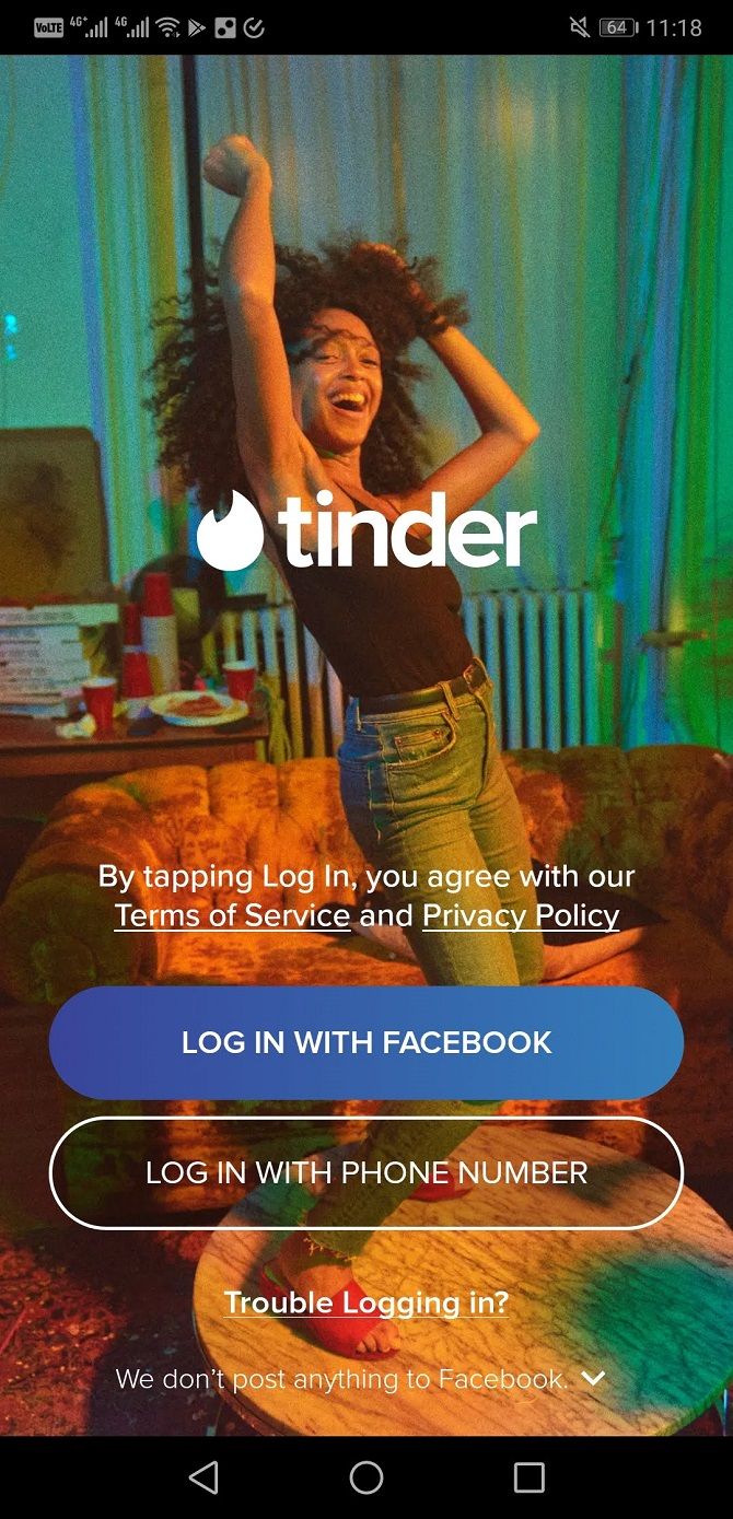 Экран выбора способа входа Tinder: телефон или Facebook