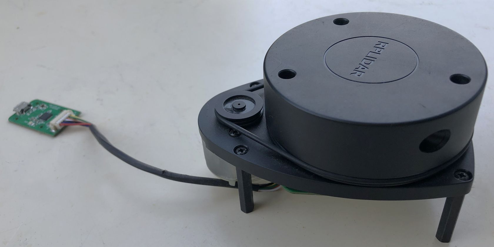 Лидар на столе, готовый к подключению