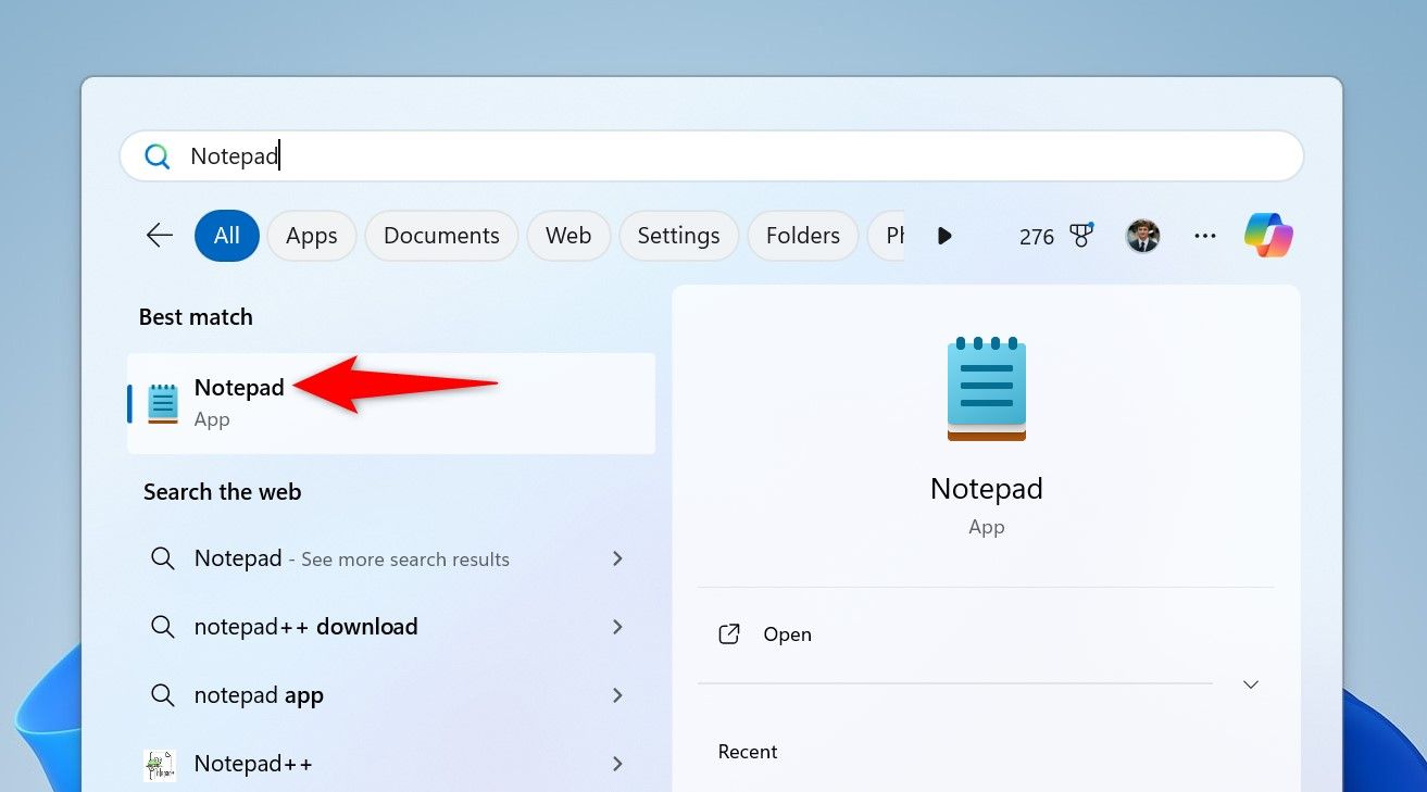 Блокнот выделен в Поиске Windows.
