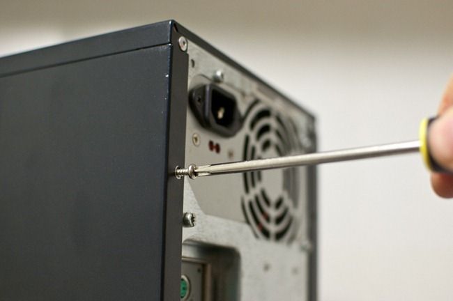 Apertura del case con il pannello laterale rimosso