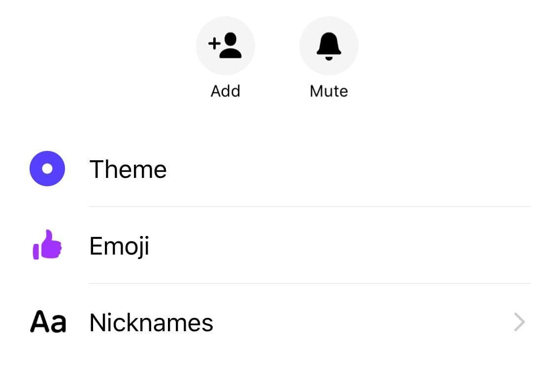 Открытый чат в мобильном приложении Messenger с настройками темы