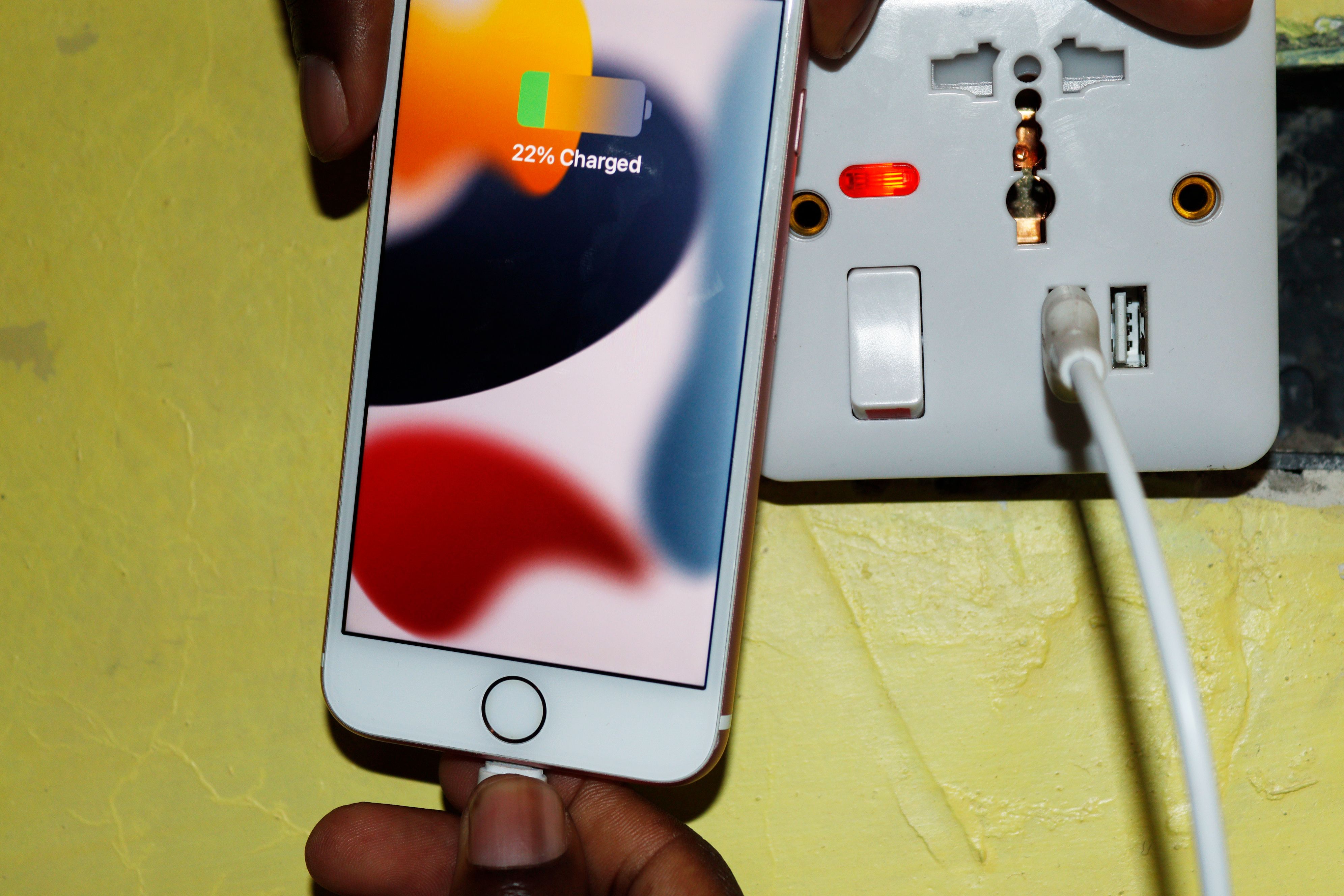 Зарядка телефона через встроенную USB-розетку