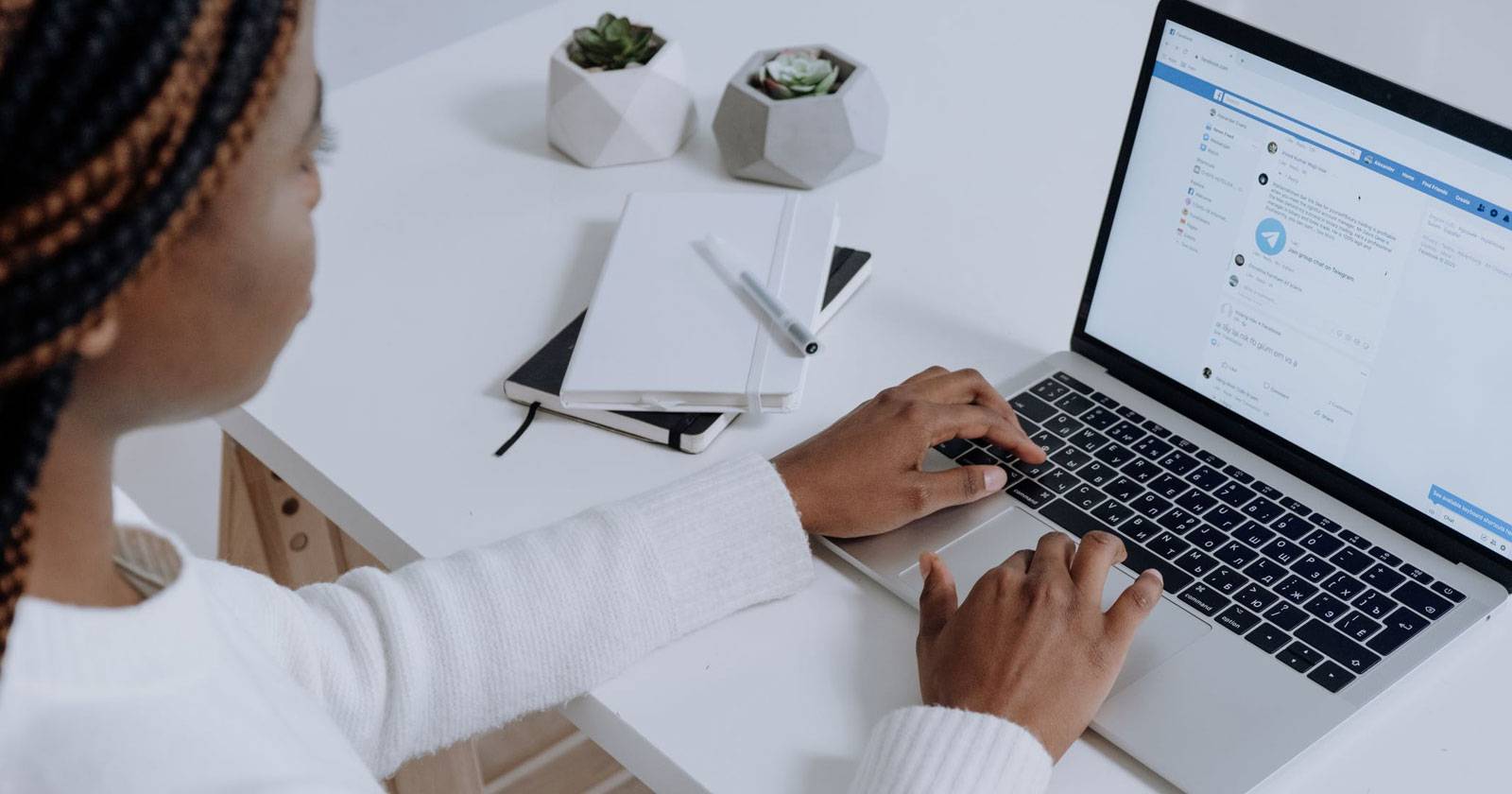 Анонимный профиль пользователя Facebook, силуэт на нейтральном фоне