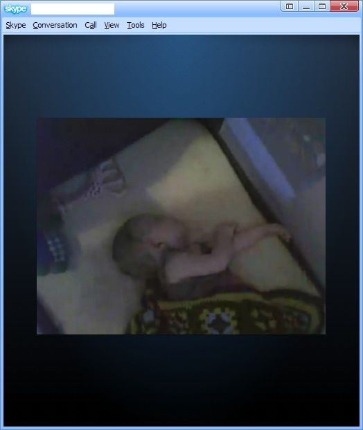 семья использует мобильное устройство для просмотра видеопотока