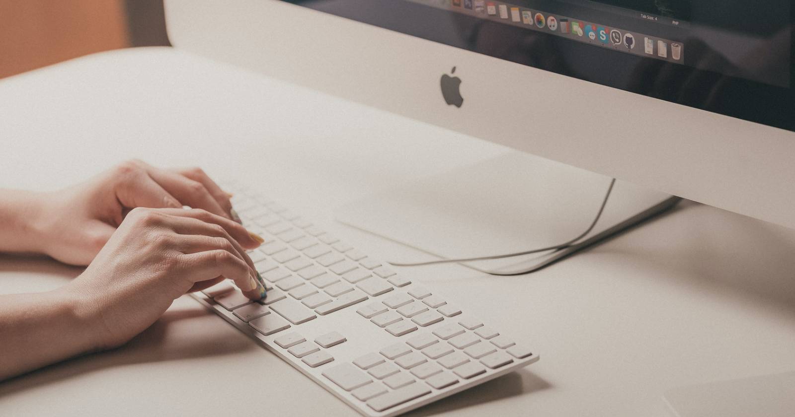 Руки на клавиатуре Apple, пользующийся Mac