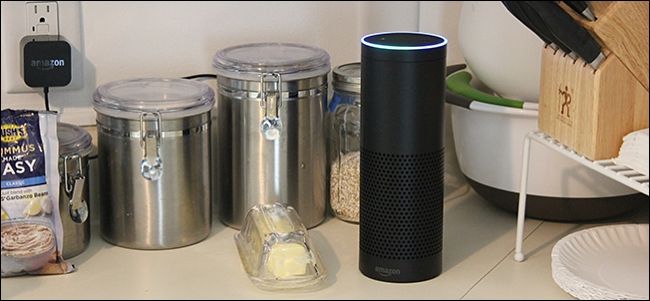 Amazon Echo в комнате рядом с телефоном