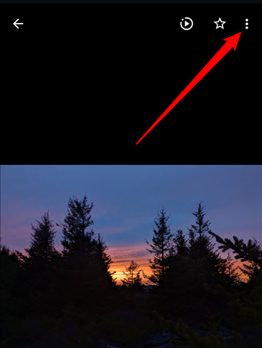 Нажмите на меню с тремя точками в правом верхнем углу Android‑галереи