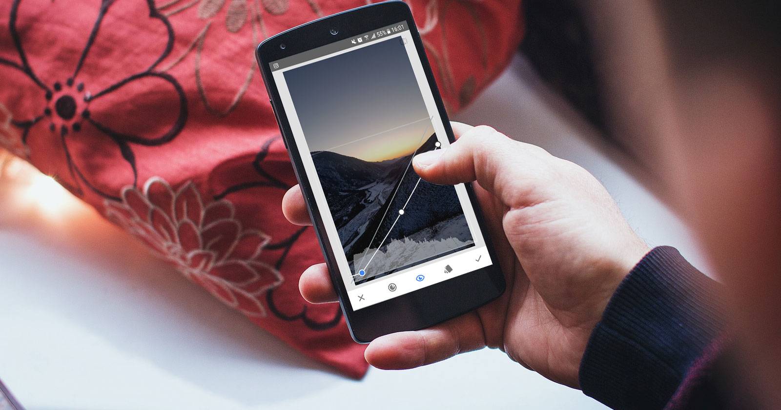 Пример эффекта селективной окраски: цветной объект на фоне чёрно‑белого изображения