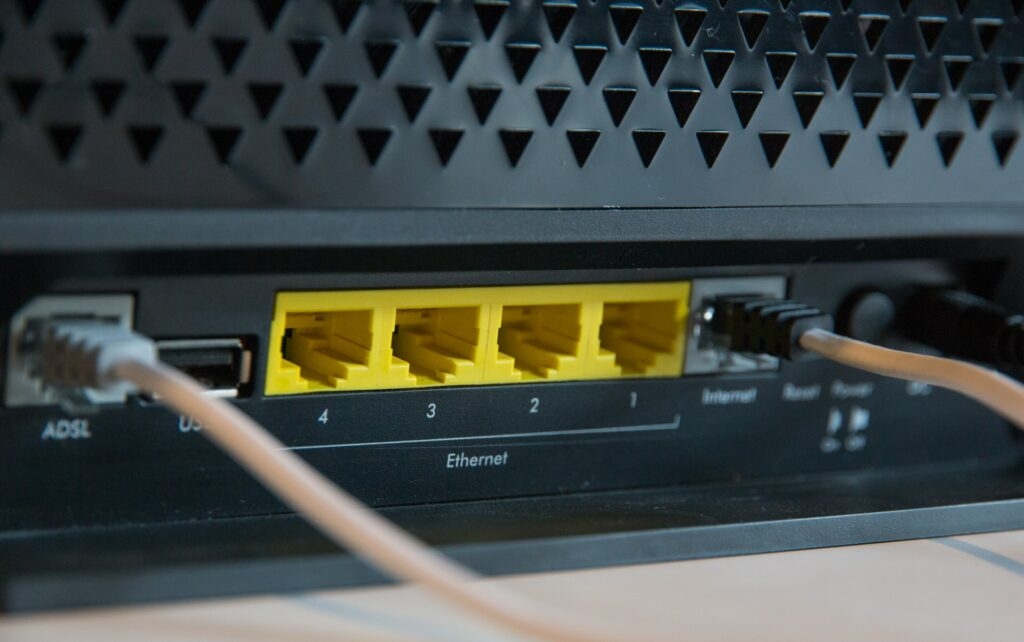 Vista cercana del módem‑router con luces encendidas