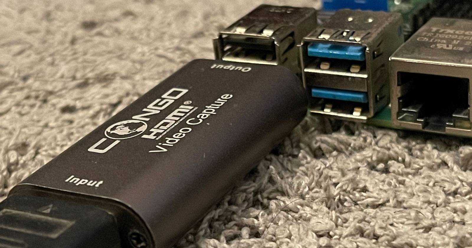 Плата Raspberry Pi 4 с подключенной картой видеозахвата