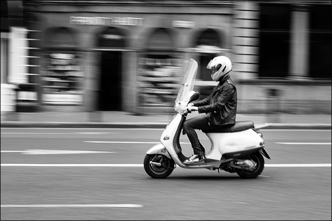 Мужчина на мотоцикле, уличная сцена