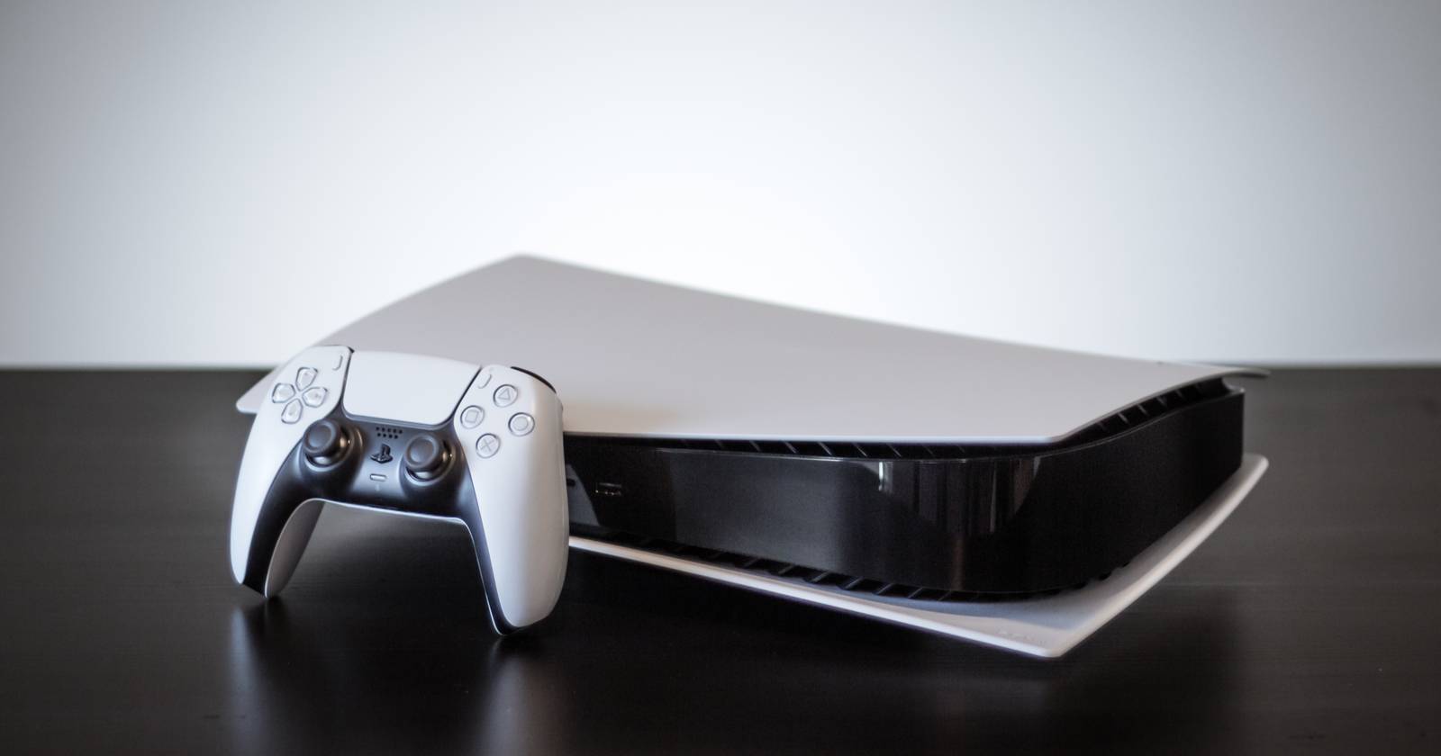 Консоль PS5 и контроллер на столе