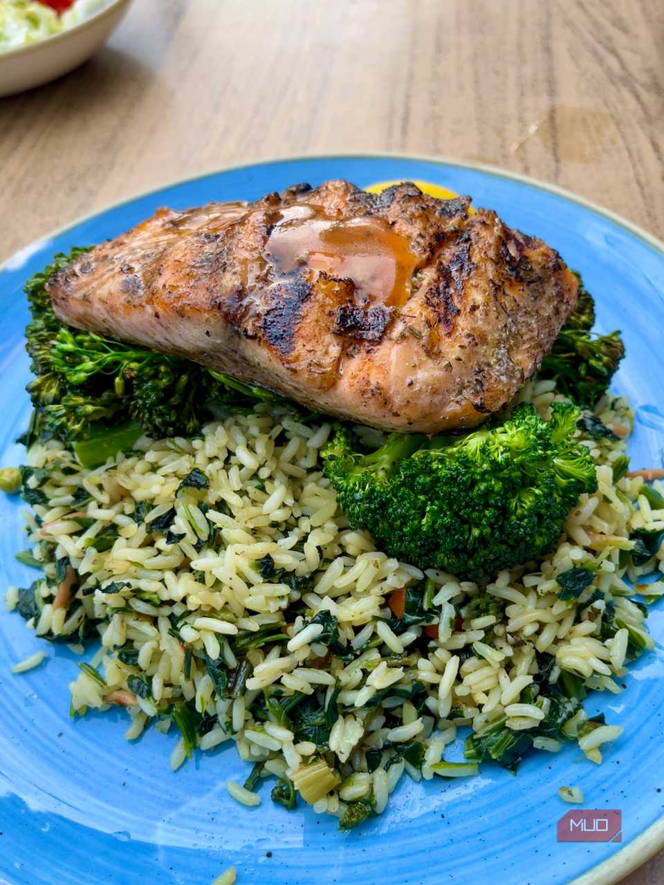 Лосось с рисом крупным планом