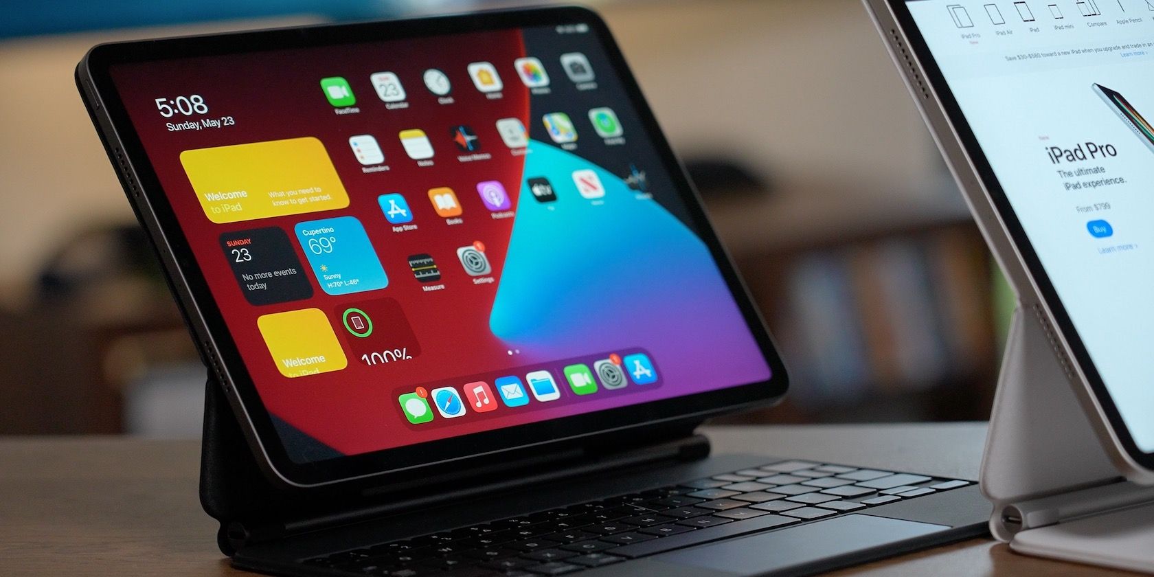 Magic Keyboard и iPad на столе