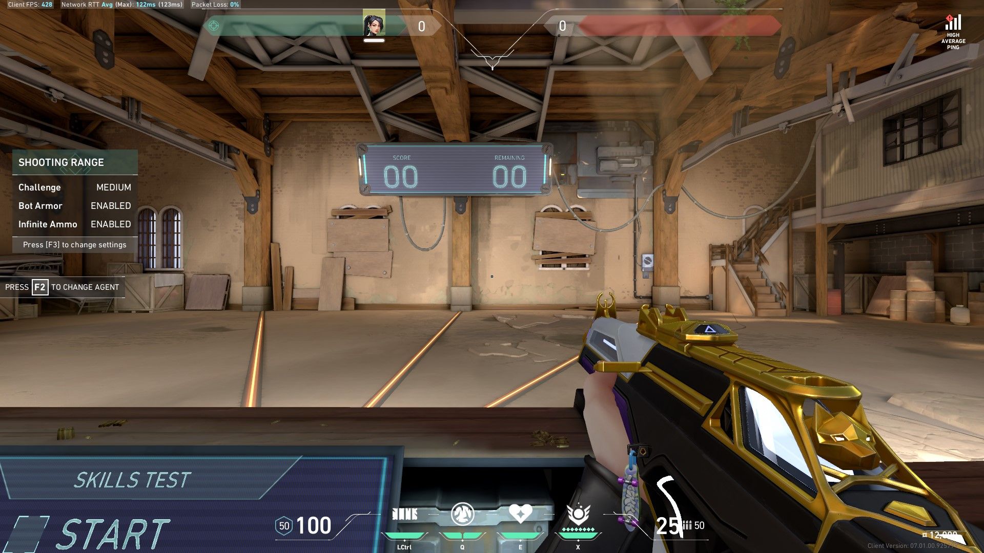 Игрок в тире игры Valorant выполняет прицельные движения