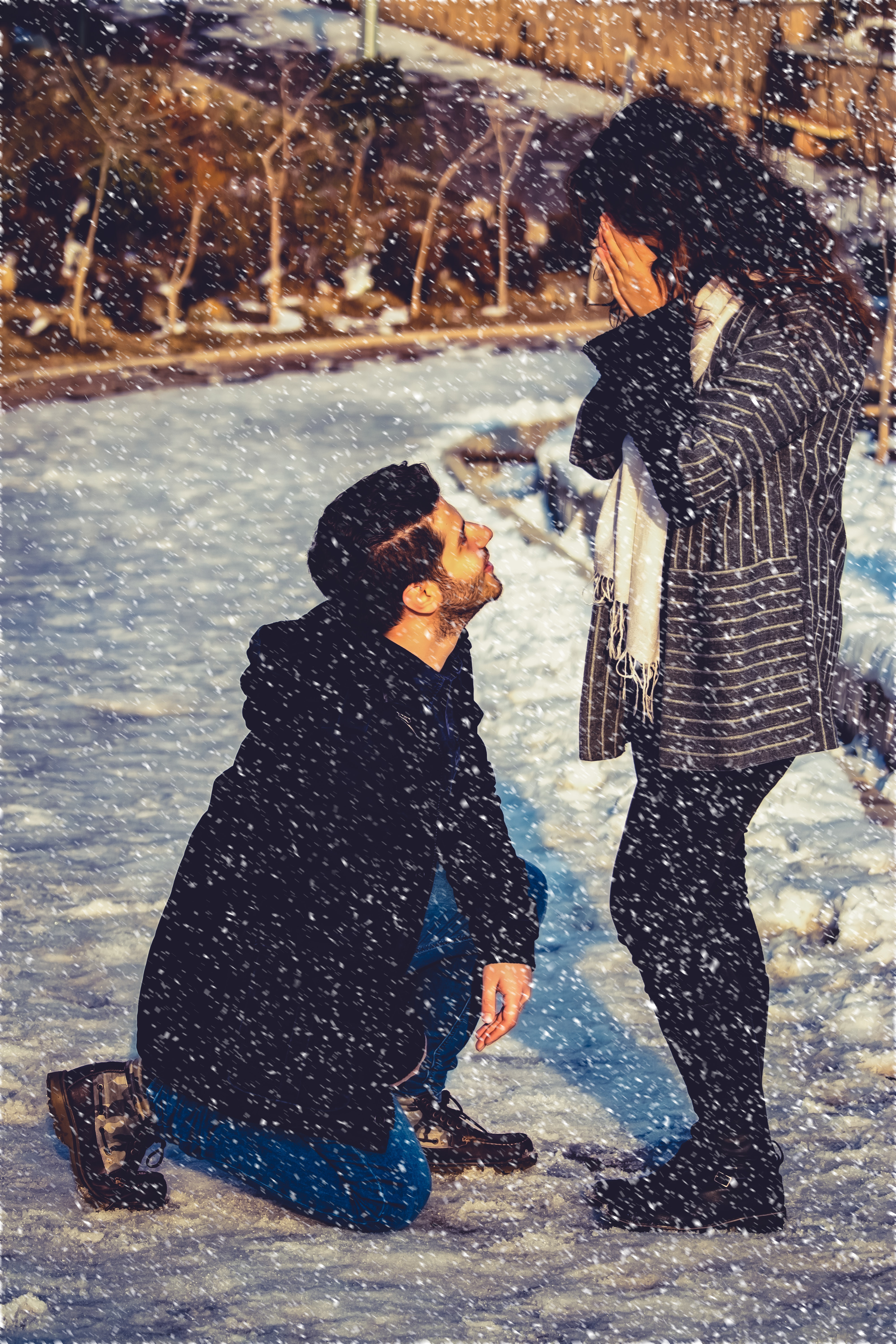 Пара в снежной буре