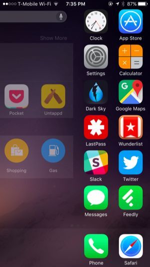 Экран домашнего экрана iPhone с полем поиска Spotlight