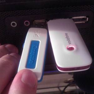 вид сбоку двух USB-портов на ноутбуке с маленьким зазором между ними