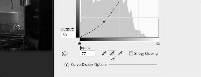 Пипетки чёрная, серая и белая в панели Кривые