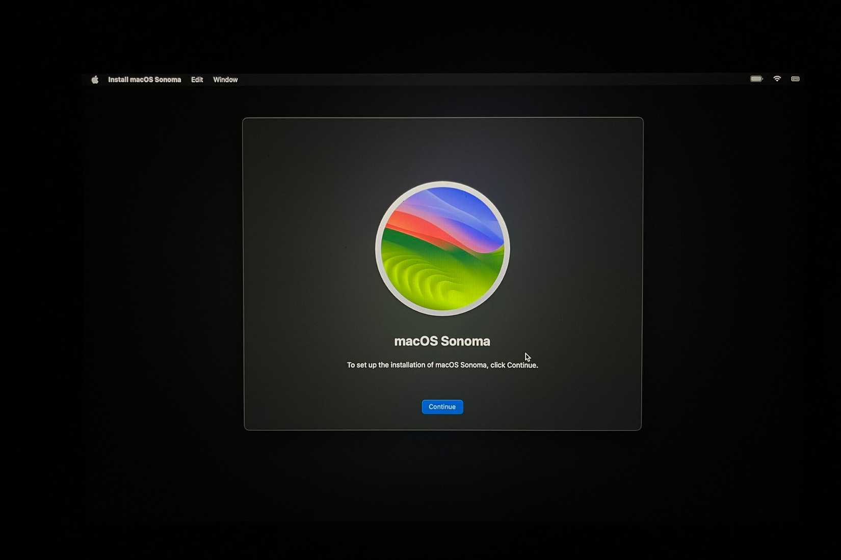 Окно установщика macOS Sonoma на экране Mac