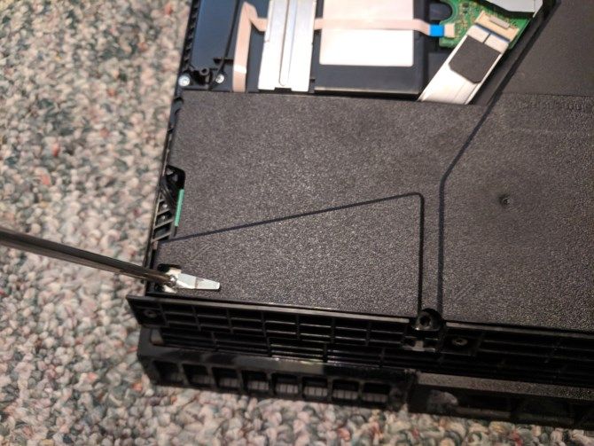 Закручивание винтов блока питания PS4