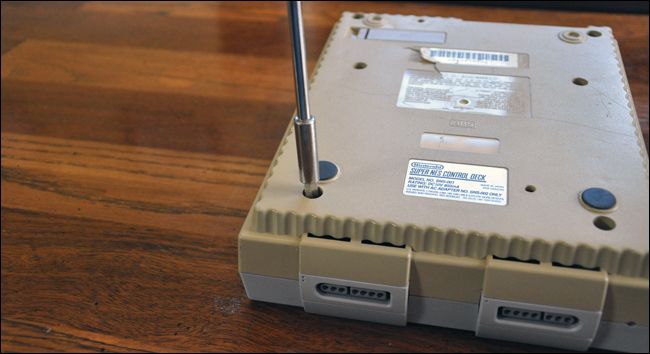 Разобранная консоль на рабочем столе с видимыми пластмассовыми панелями