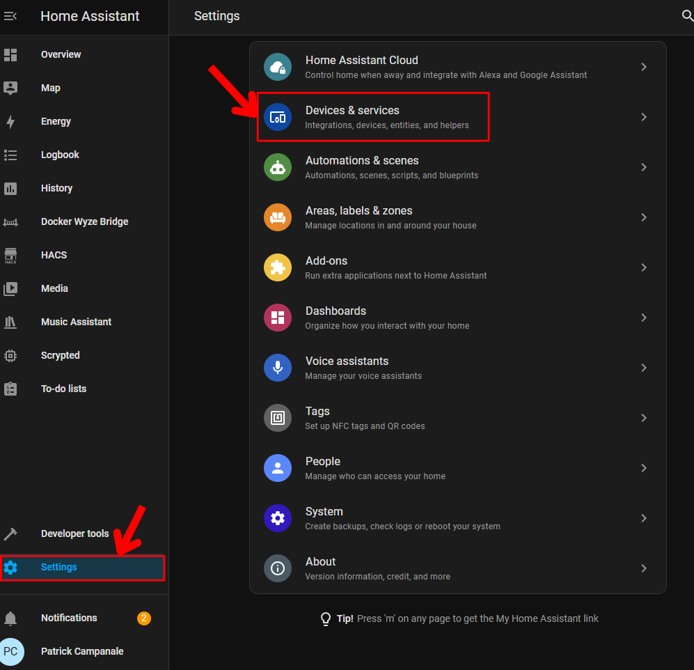 Интерфейс Home Assistant: стрелки указывают на Настройки и Устройства и сервисы
