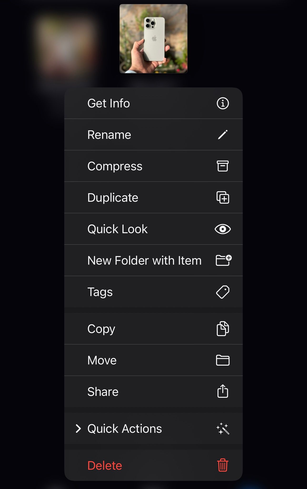 Доступ к контекстному меню изображения в приложении «Файлы» на iPhone.