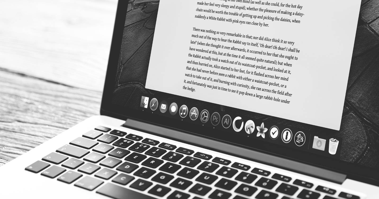 человек печатает на MacBook