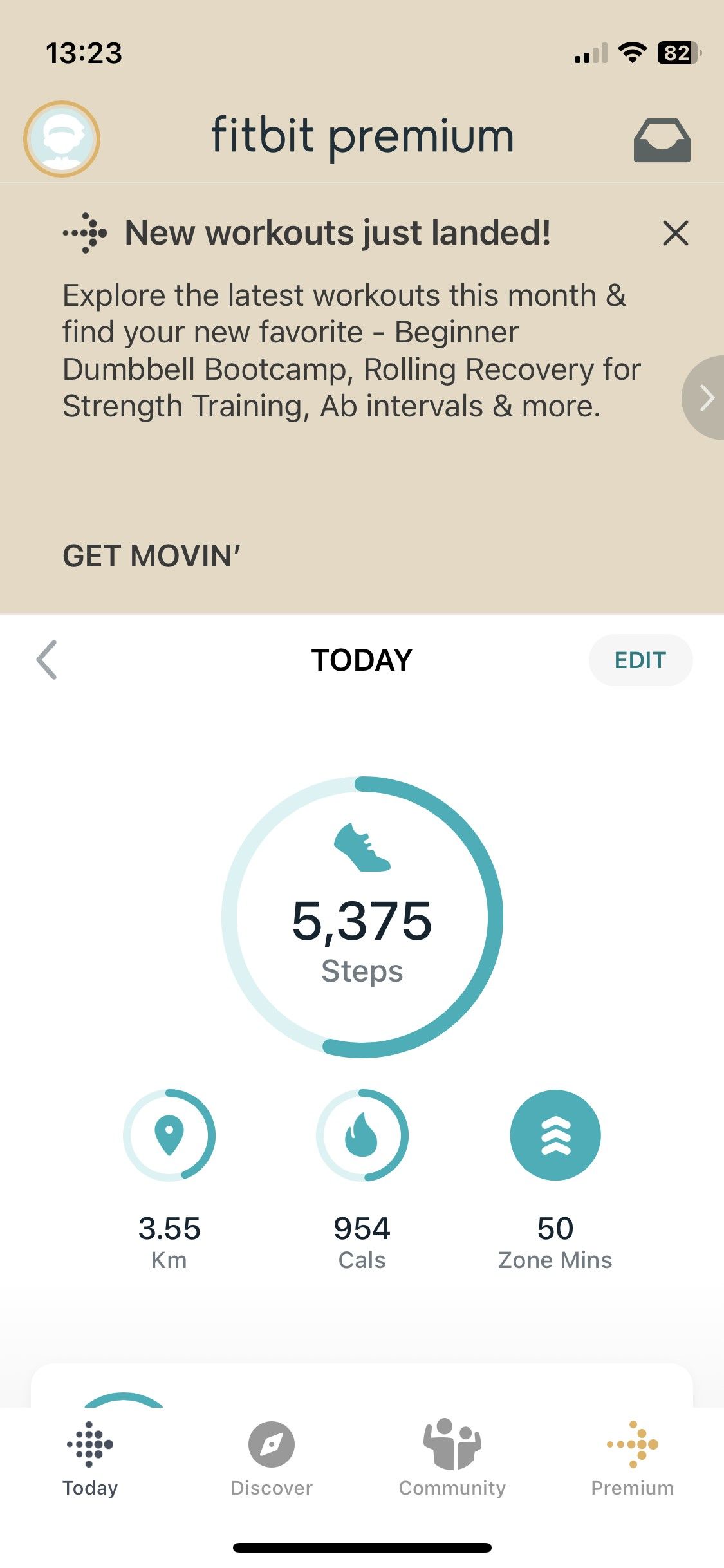 Скриншот: вкладка Сегодня в приложении Fitbit с показателями активности