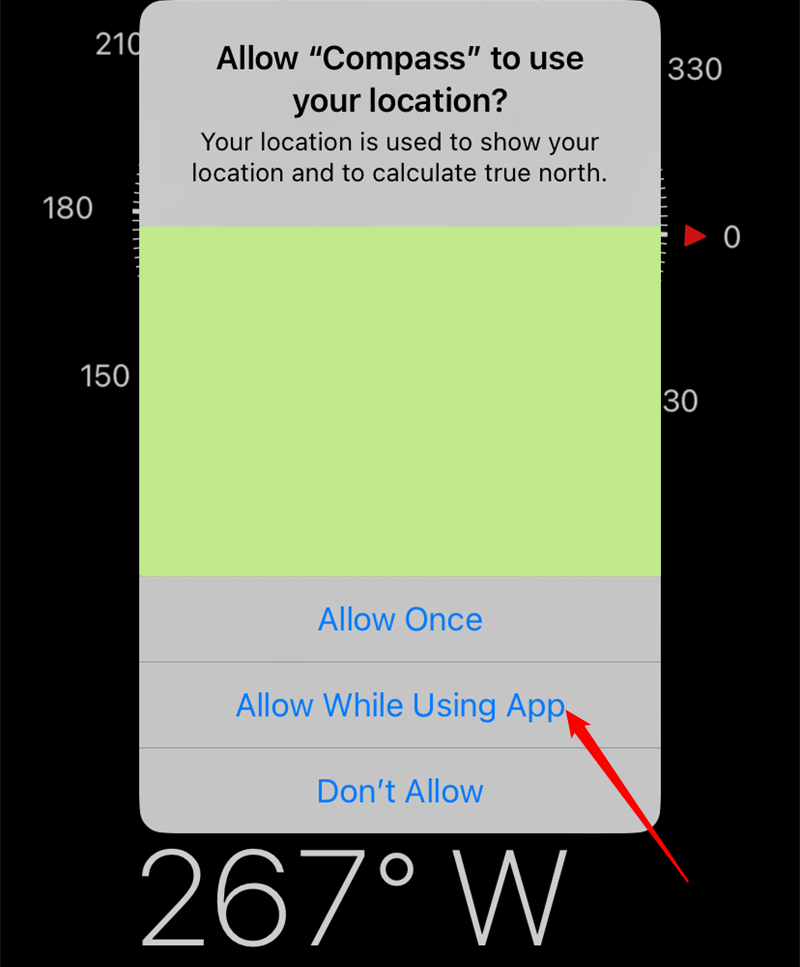 Запрос разрешения на доступ к местоположению в приложении Компас на iPhone.