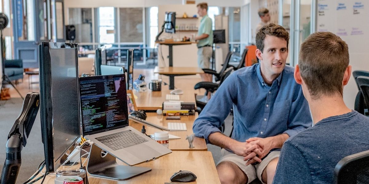 Люди общаются на сессии инкубатора