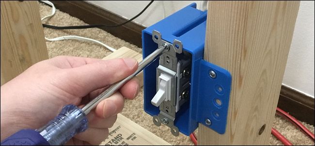 Вывинчивание креплений выключателя