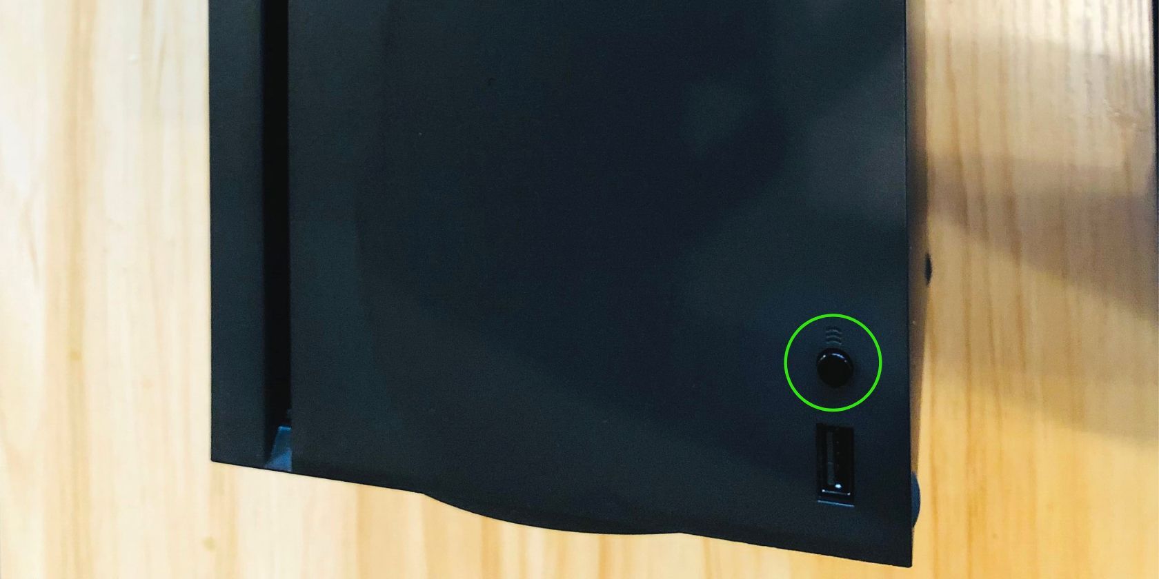 Кнопка синхронизации над USB-портом на передней панели консоли