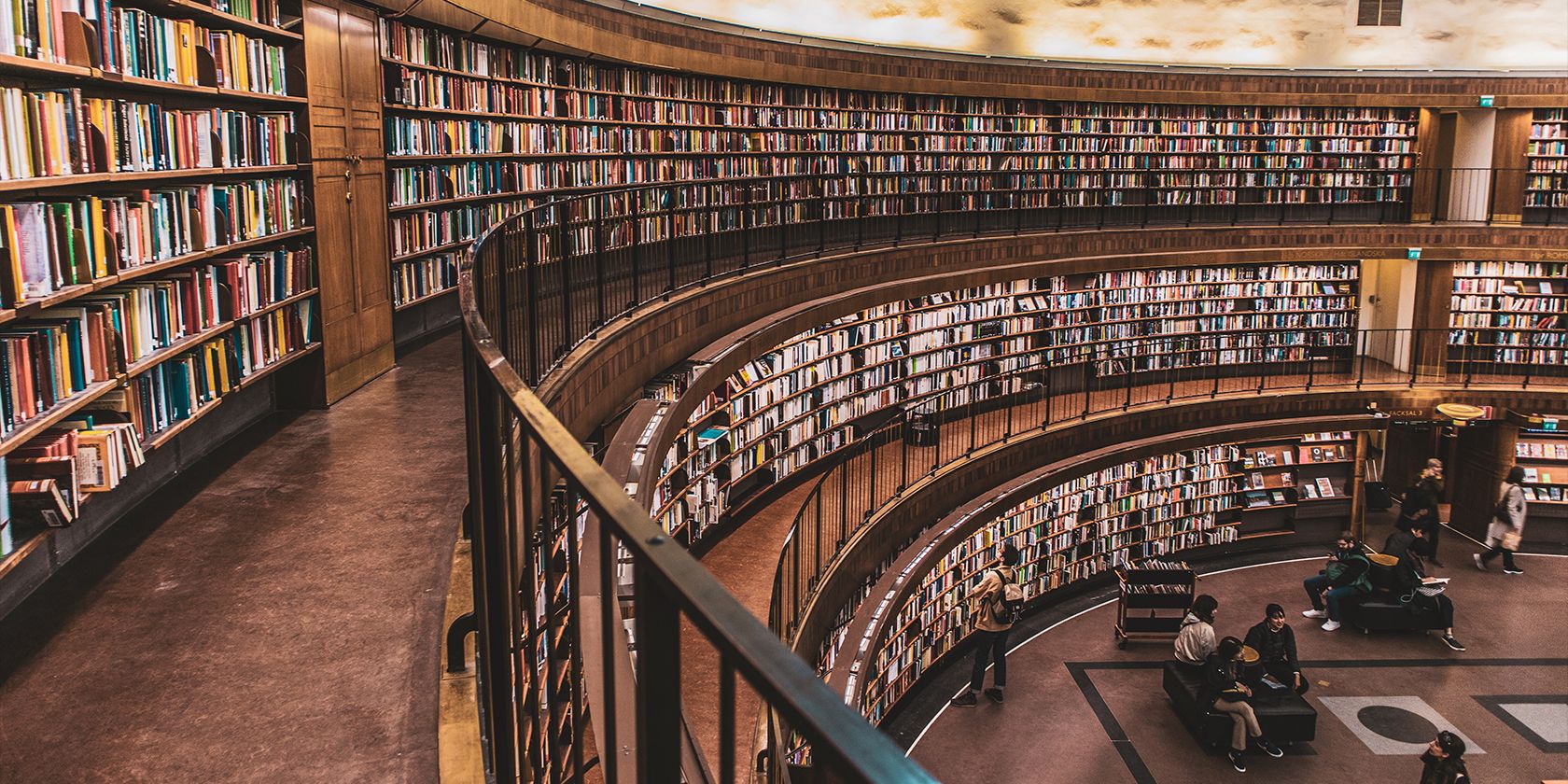 Интерьер библиотеки с книжными полками