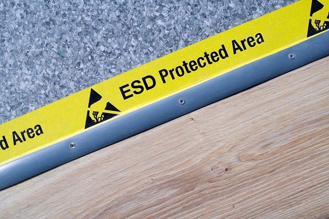 Пол в рабочей зоне с лентой ESD и указанием защищённой зоны
