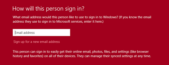 Экран с предложением войти через учётную запись Microsoft; ссылка для входа без учётной записи выделена внизу
