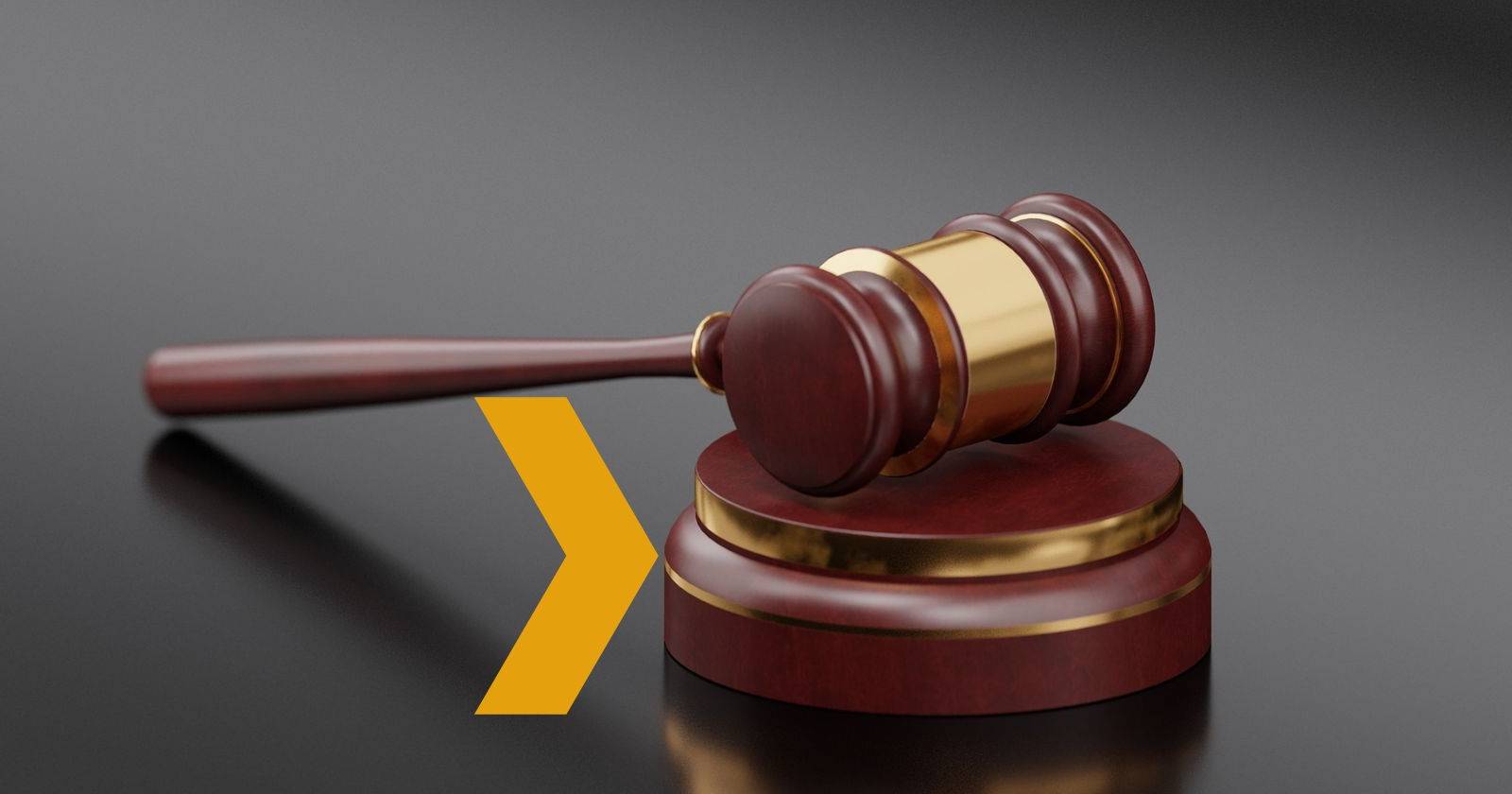 Деревянный молоток и логотип Plex наложены на изображение