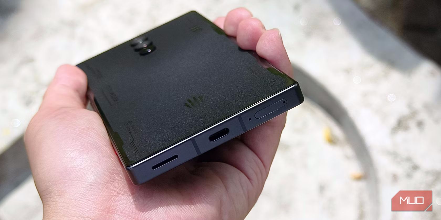 Разъём USB-C и лоток SIM на Redmagic 8 Pro