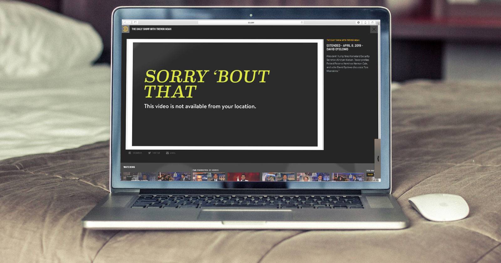 человек смотрит прямой эфир на ноутбуке — как разблокировать стримы