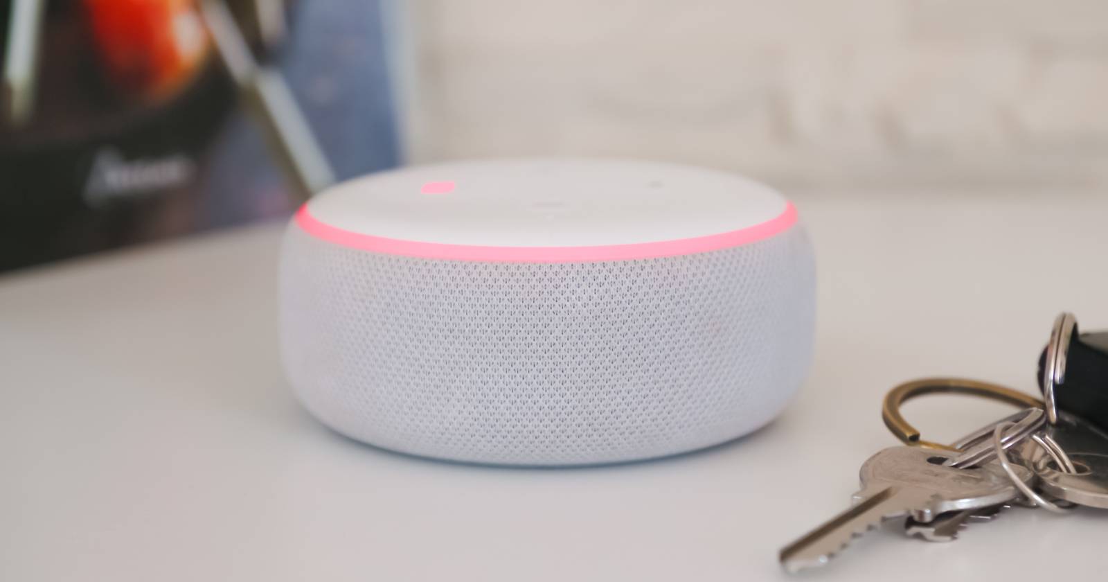 Колонка Amazon Echo на белом фоне