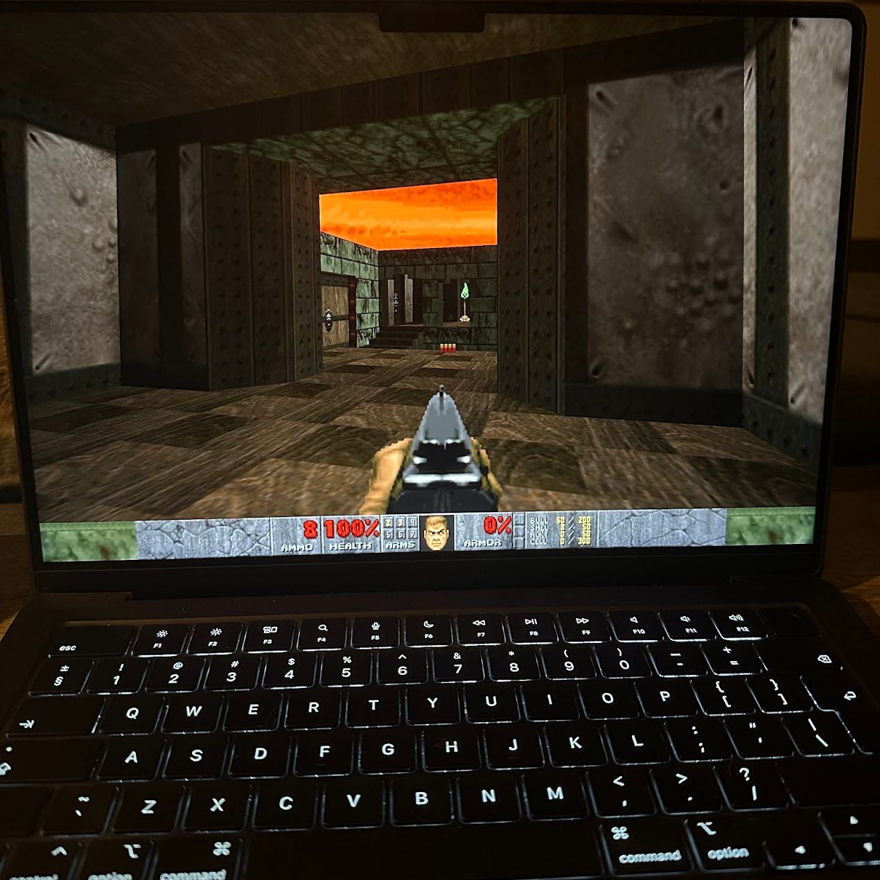 DOOM на MacBook Pro.