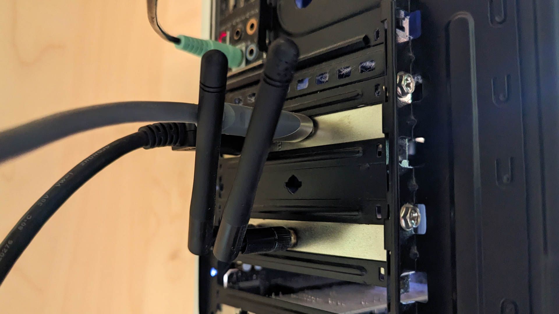 Две антенны радиочастотного беспроводного сигнала.